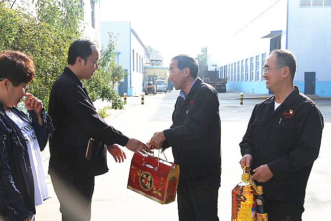 1579399812330053.jpg 壯麗七十年 禮贊勞動者 集團(tuán)公司工會國慶前夕慰問勞模工匠2.jpg